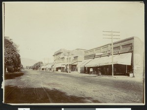 Main thoroughfare through Lindsay, 1900-1940