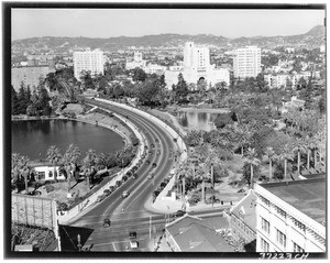 Birdseye view of cars traveling on the causeway across MacArthur Park