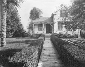 Exterior view of Luther Burbank's old house in Santa Rosa, Sonoma County, California, ca.1906-1927