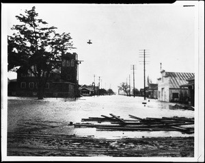 View of Compton Boulevard from Willobrook Avenue during the flood of 1914