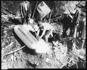 Casket carried out of the bombed-out Los Angeles Times building, October, 1910