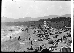 View of the Santa Monica beach and Bath House between Broadway and Colorado Avenue looking north from the pier, ca.1905