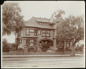 Exterior view of the T.E. Brown residence on South Figueroa Street in Los Angeles