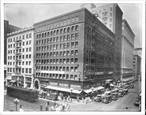 Intersection of Spring Street and 6th Street looking west on 6th, showing the Hayward Hotel, Los Angeles, 1927