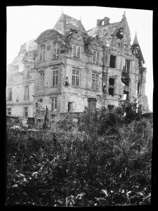 Exterior view of a damaged building in France, ca.1916