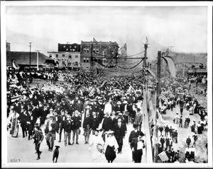 Crowds of people at the opening of a new pier in Long Beach, November 12, 1904