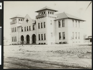 Exterior view of Washington School in Visalia, 1900-1940