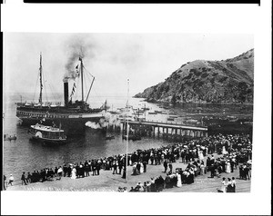 Crowd on the Avalon beach welcoming the steamer Cabrillo to Catalina Island, ca.1904