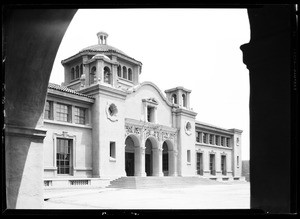 Exterior view of an unidentified building on the campus of the California Institute of Technology in Pasadena, June 11, 1929