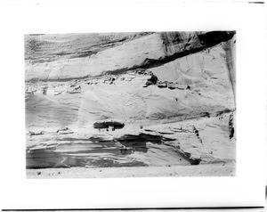 Indian cliff dwellings--White House--in the Canyon de Chelly, ca.1900