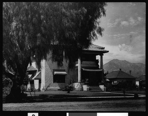 Exterior view of the A.B. Avis residence on East Holt Avenue in Pomona, ca.1910