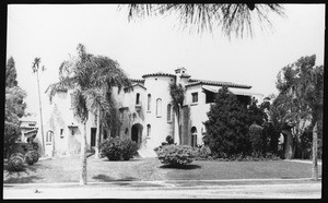 Exterior view of an unidentified Spanish Revival house in Hancock Park, Los Angeles