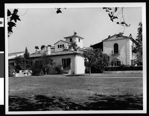 Scripps College campus, showing an unidentified building, 1943