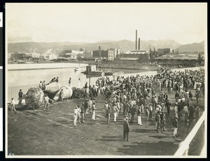 Excursionists from the Los Angeles Chamber of Commerce leaving Honolulu, Hawaii, 1907