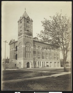 Exterior view of City Hall in Salem, Oregon