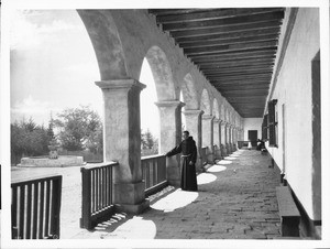 Mission Santa Barbara, showing interior of arcade and fountain, California, 1898