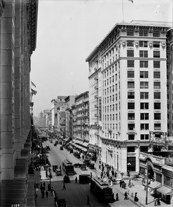 View of Broadway looking north from Eighth Street, Los Angeles, June 1, 1913