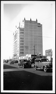 Mode O'Day building on Washington Street from Broadway, 1935