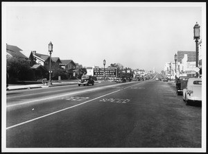 View of Wilshire Boulevard west, showing an Examiner billboard, ca.1936