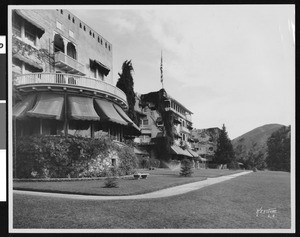 Arrowhead Hotel, showing the front of the building and lawn, ca.1920