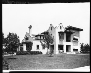 Exterior view of a Mission Revival-style residence, Fresno, 1907