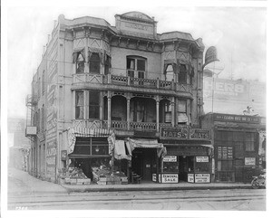 Exterior view of "The Lindley", a Victorian building on the corner of Sixth Street between Broadway and Hill Street, Los Angeles, 1912