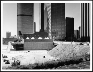 East side of Grand Avenue looking south from 3rd Street showing the completed Museum of Contemporary Art, April 1, 1986