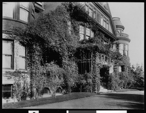 Exterior view of Oak Hall, the residence of Francis Marion "Borax" Smith in Ivy Hill, Oakland, ca.1910
