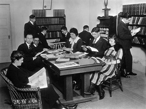 Group of readers in the library of the Jewish Alliance, ca.1900