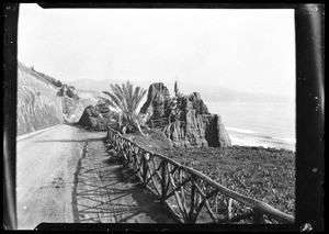 Dirt path on a cliff in Santa Monica's Palisades Park, 1910-1920
