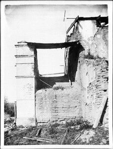 Side view showing wall connecting the brick fachada to the main church of Mission San Antonio de Padua, California, ca.1906