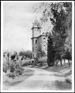 Exterior view of the Shorb Convent (Cement company?) in Pasadena, ca.1900