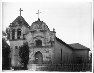 Front of church of San Carlos Borromeo Mission in Monterey, ca.1903