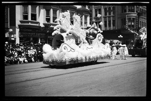 Chariot on a float in the Fiesta de Los Angeles parade, ca.1915