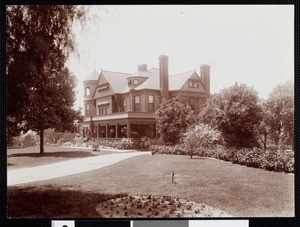 J. H. Holmes residence in Pasadena, ca.1900