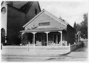 Exterior view Hunter residence, near Third Street on Broadway, ca.1889-1892