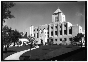 Exterior view of the Los Angeles Public Library from across a grassy field