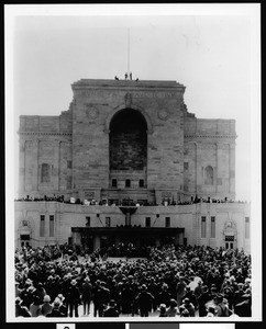 Large crowd gathered outside of the Municipal Auditorium in Long Beach, ca.1940
