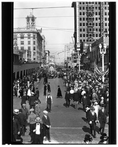 Crowd of pedestrians on Pine Street during an Armistice Day parade, Long Beach, ca.1924