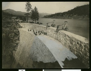 Strollers on the Hermet Dam, ca.1903