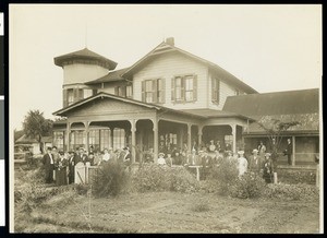 Los Angeles Chamber of Commerce excursionists at a volcano house, Hawaii, 1907