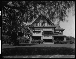 Exterior view of an unidentified house in Pasadena, ca.1900