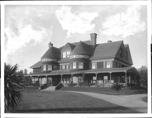 Senator John P. Jones Residence in Santa Monica, showing front lawn, ca.1898-1920