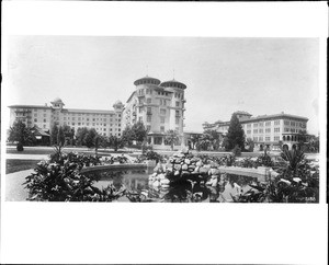 External view of the Green Hotel as seen from a nearby park, Pasadena, ca.1905-1910