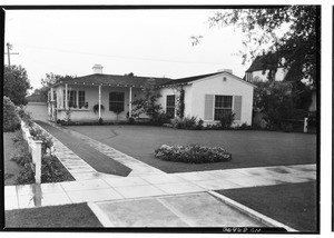 Exterior view of a driveway near a small house in Los Angeles