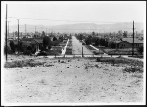 La Brea Avenue south from 20th Street prior to paving on 100-foot lines, ca.1920-1929