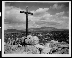 Cross on the top of Mount Rubidoux showing the city of Riverside in the distance, ca.1940