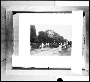 Blimp-shaped float in the Pasadena Tournament of Roses Parade, ca.1900