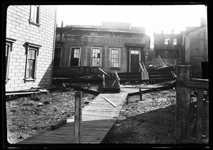 Exterior view of 522 1/2 9th Street, where a woman and child were killed in the fire, San Francisco, 1906