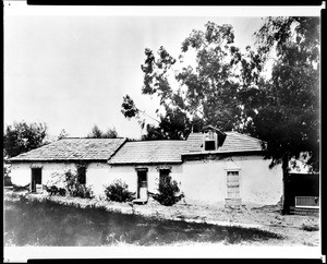An old adobe built by Jose Perez south of the Hotel Raymond in South Pasadena, ca.1900